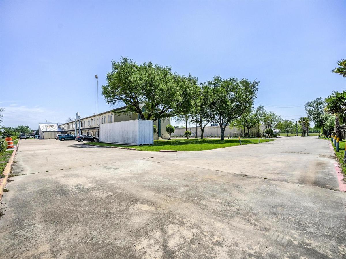 Days Inn & Suites By Wyndham Webster Nasa-Clearlake-Houston Exterior foto